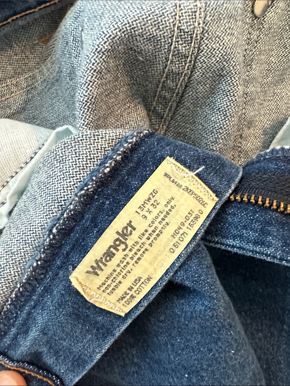 Wrangler Women’s Retro Blue Relaxed Fit Jeans - Picture 3 of 4